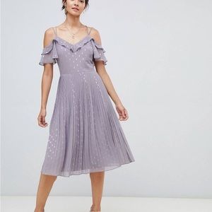 Oasis spot pleated midi dress with cold shoulder in lilac~size 12